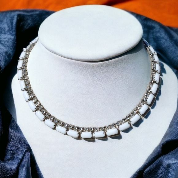 Vintage Jewelry - Vintage 50s white milk glass necklace